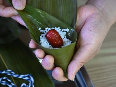 粽叶飘香迎端午，幸福和睦邻里情