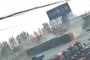 半挂车为躲避追查侧翻，执法车驶离未施救？沈阳官方通报