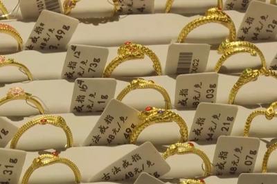 金价波动之下，小克重金饰受欢迎，专家提醒警惕“信用卡购金”