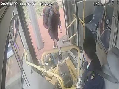 暖心一幕！城阳巴士驾驶员雨天送伞，温暖乘客出行路