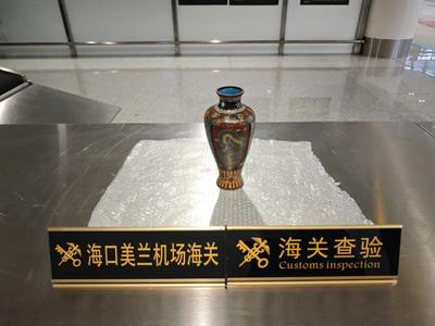 海口海关查获1件铜胎掐丝珐琅龙凤纹梅瓶