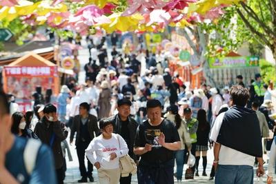 “五一”假期青岛老城区人气爆棚，市集咖啡飘香引客来
