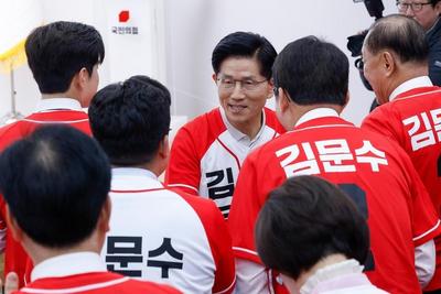 韩国开始印制总统选举选票，候选人差距缩小