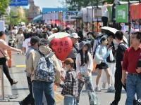 “五一”假期青岛老城区人气爆棚，市集咖啡飘香引客来