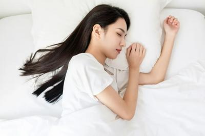 闭眼但睡不着算熬夜吗？医生：闭目耗神与主动熬夜差不多