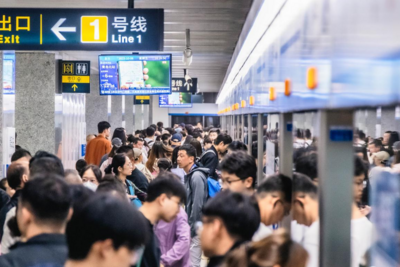 铁路上海站：一旅客身体不适下车时被门夹住，未受伤