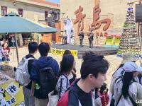 “五一”假期青岛老城区人气爆棚，市集咖啡飘香引客来