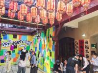 “五一”假期青岛老城区人气爆棚，市集咖啡飘香引客来