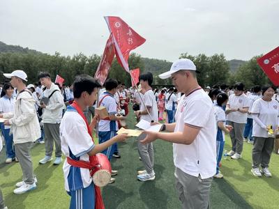 跨越黄海之滨与黄土高原的教育对话！青岛实验高中与延安博文中学开展“手拉手”共建活动