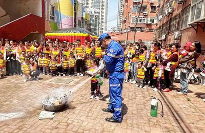 全国防灾减灾日，这所幼儿园举行亲子消防演练活动