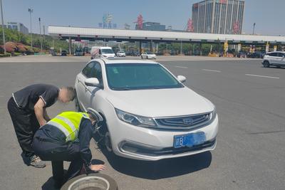 “我感受到了这座城市的温暖！”江西游客车辆在青岛高速爆胎后……