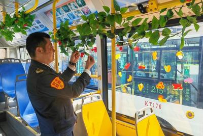 樱桃果园、海鲜保温箱……青岛这条公交线“上新”特色车厢服务