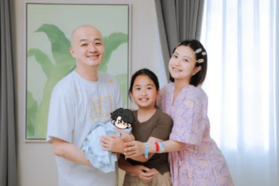 包贝尔二胎出生，晒一家四口合照：包子饺子面条子