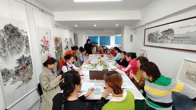 指尖綻放母愛！湛山街道仰口路社區開展沉浸式康乃馨花束鉤編活動