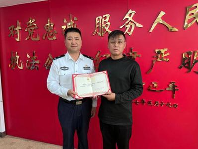 连闯6个红灯7分钟将发病考生送医 司机王涛被聘为烟台交警社会监督员