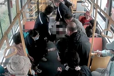 暖心！青岛公交车、救护车双向奔赴上演时速救援