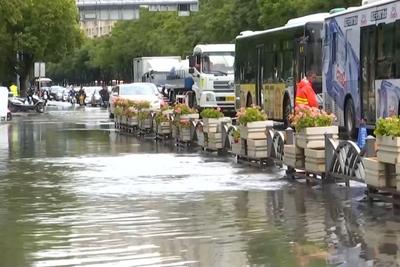 下雨天路面湿滑、能见度低，这份驾车安全提示请收好→