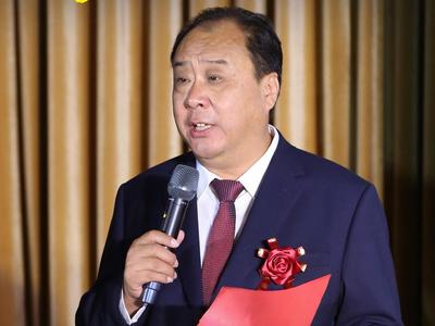 41年免费主持1586场婚礼，他是婚礼新风的摆渡人