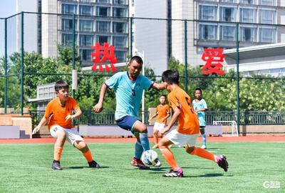 “让足球运动成为学生思维生长的载体，走向广阔的人生赛场”