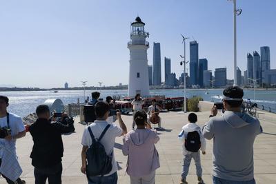 街头艺人制造浪漫邂逅，“五一”假期感受青岛城市艺术风采