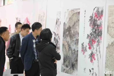 青岛文艺志愿者老中青三代90幅书画摄影作品巡展