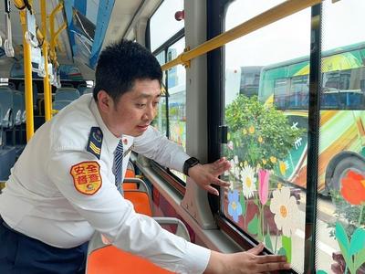 “坐这样的公交车，路过的不是风景，是春天般的心情！”