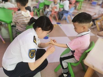 “端午龙舟”“驶进”幼儿园，小小童心领略职业风采