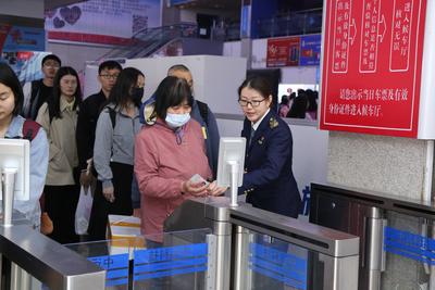开行临时班次、增加发车密度……五一假期首日，青岛汽车总站迎客流高峰
