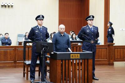 受贿数额特别巨大、滥用职权！国家烟草专卖局原局长凌成兴一审被判十六年