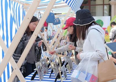 40余家外贸企业、千余款出口精品……“五一”到青岛上街里“购全球优品”