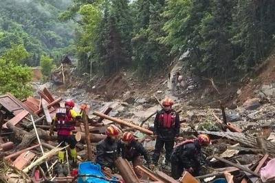 广西龙胜山洪泥石流灾害，现场救出1人已无生命体征