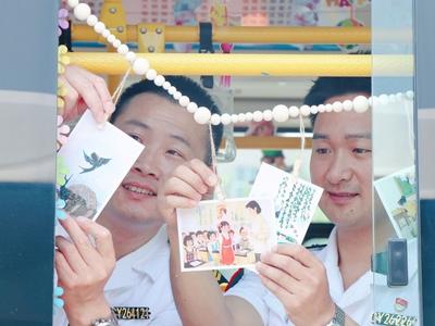 “让我想起小时候攥着五毛钱在小卖部前纠结的模样！”青岛怀旧车厢唤醒童年回忆