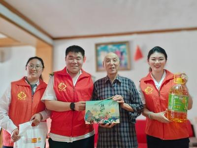 “就像亲人在身边一样！”端午节前，95岁独居老人家，回荡着年轻人的欢笑声