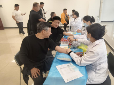 让关爱一路同行！西海岸新区道路运输行业党委开展货运司机免费体检活动