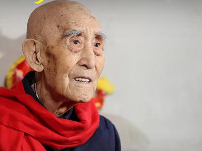 百岁老兵胸前挂满军功章，却说自己很平凡