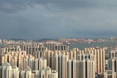 青岛今天多云转阴有阵雨或雷雨，市区最高气温15℃，最低气温13℃