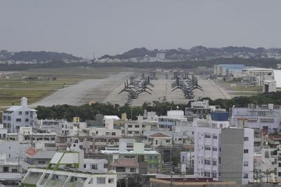 驻日美军直升机突然“高空掉袋”，冲绳民众怒了