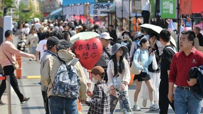 “五一”假期青岛老城区人气爆棚，市集咖啡飘香引客来