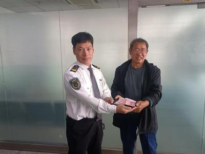 拾金不昧暖人心！西海岸新区公交驾驶员传递城市文明