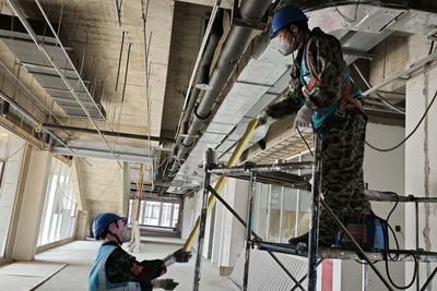 青岛这个学校预计九月份竣工投用！五一劳动节，走进建设工地上的“坚守者”