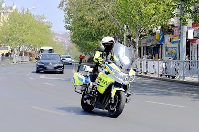 设置岗位820余处，出动警力3050余人次！“五一”假期首日青岛交通运行平稳