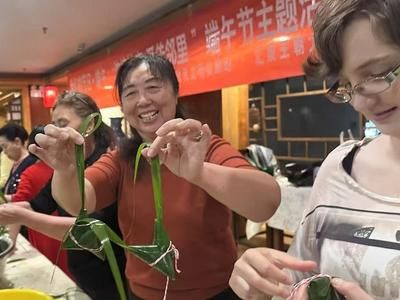 市南老街里一起过端午，留学生学包粽子秀给德国亲朋