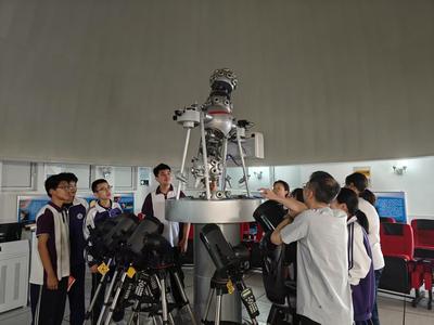 青岛胶州市实验中学：​科技特色兴校 实验精神育人