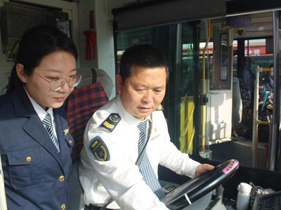 17年零事故、零投诉老司机带徒90后，“起初，担心她受不了辛苦，后来……”