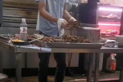 西安通报“烧烤店将泔水桶内肉串捞出再烤”：停业整顿，没收违法所得并罚款