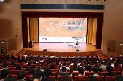 让世界看到中国的美！山东科技大学校友曹俊回访母校举办献礼展