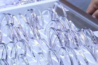 铂金价格快速拉升、供不应求，记者探访珠宝市场→