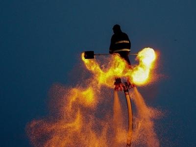 海上飞人+非遗火壶，西海岸这场演出火爆出圈