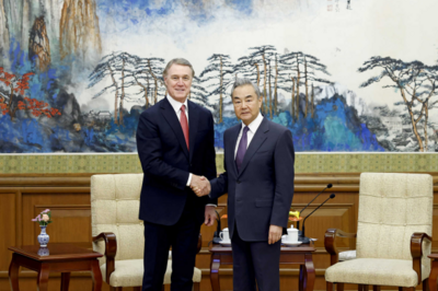王毅会见美国新任驻华大使庞德伟