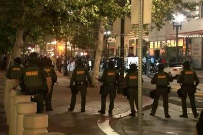 美国洛杉矶市中心225人于10日晚被捕，两名警察受伤